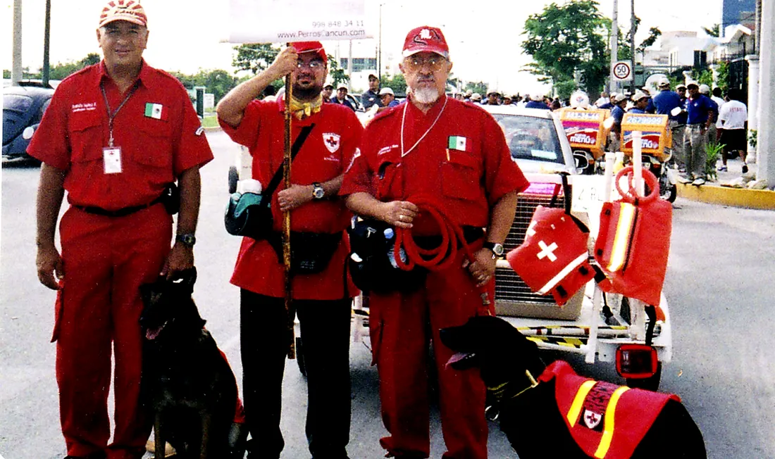 Manejadores de PBRC con sus perros de rescate.