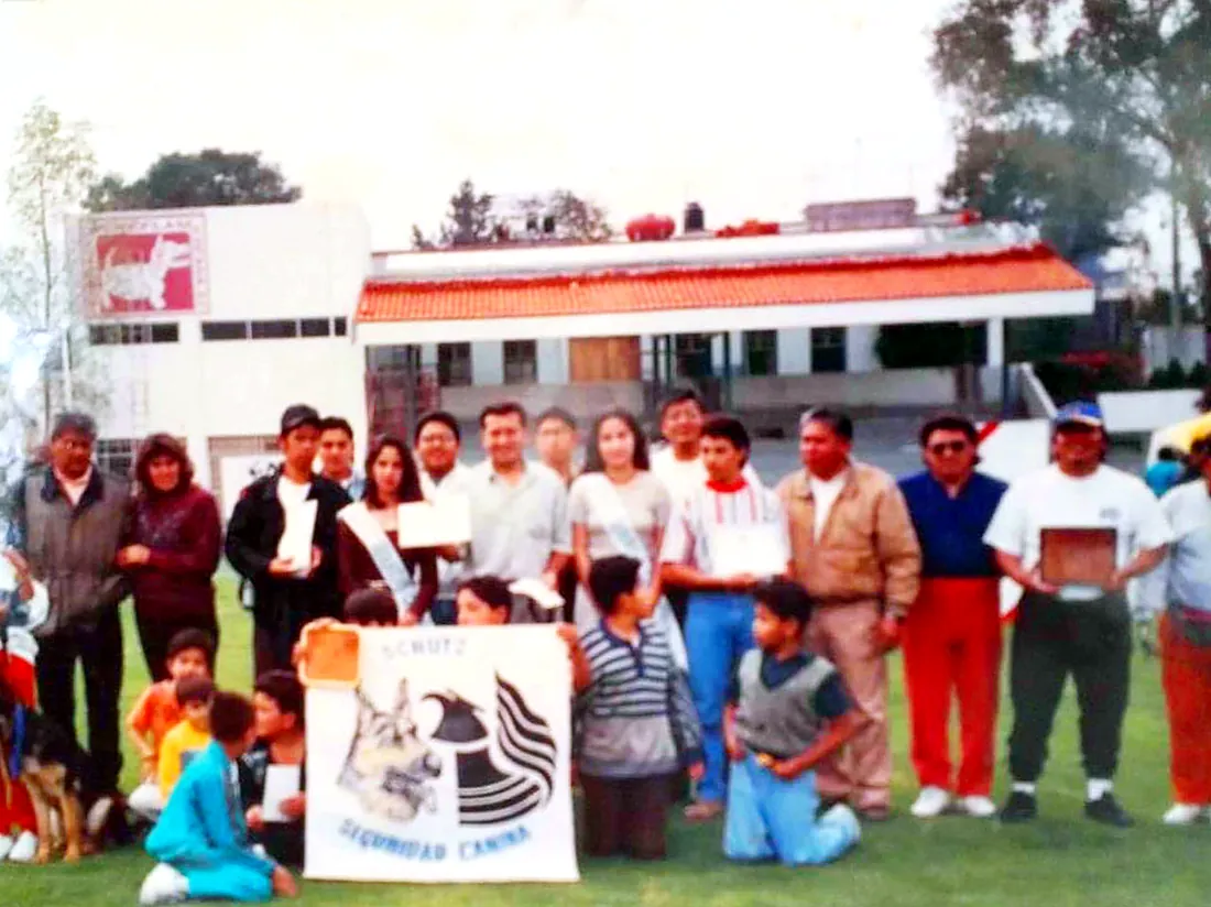 Grupo de alumnos y perros de Schutz Protección Canina en sus primeros años
